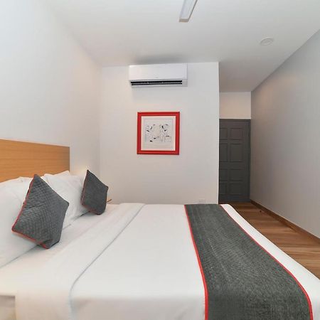Vaccinated Staff- Oyo Townhouse 384 Nk Hotels Dispur Экстерьер фото