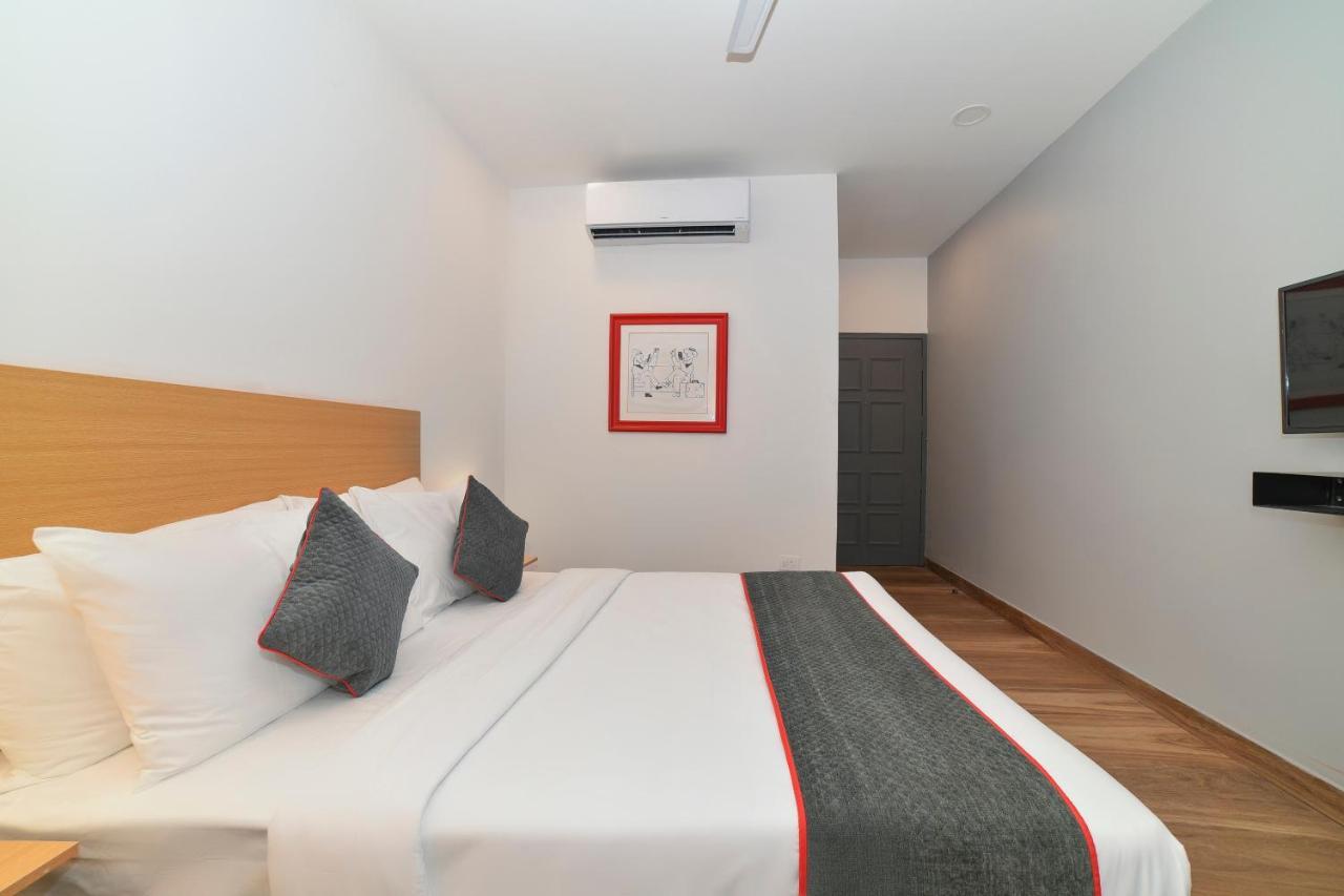 Vaccinated Staff- Oyo Townhouse 384 Nk Hotels Dispur Экстерьер фото