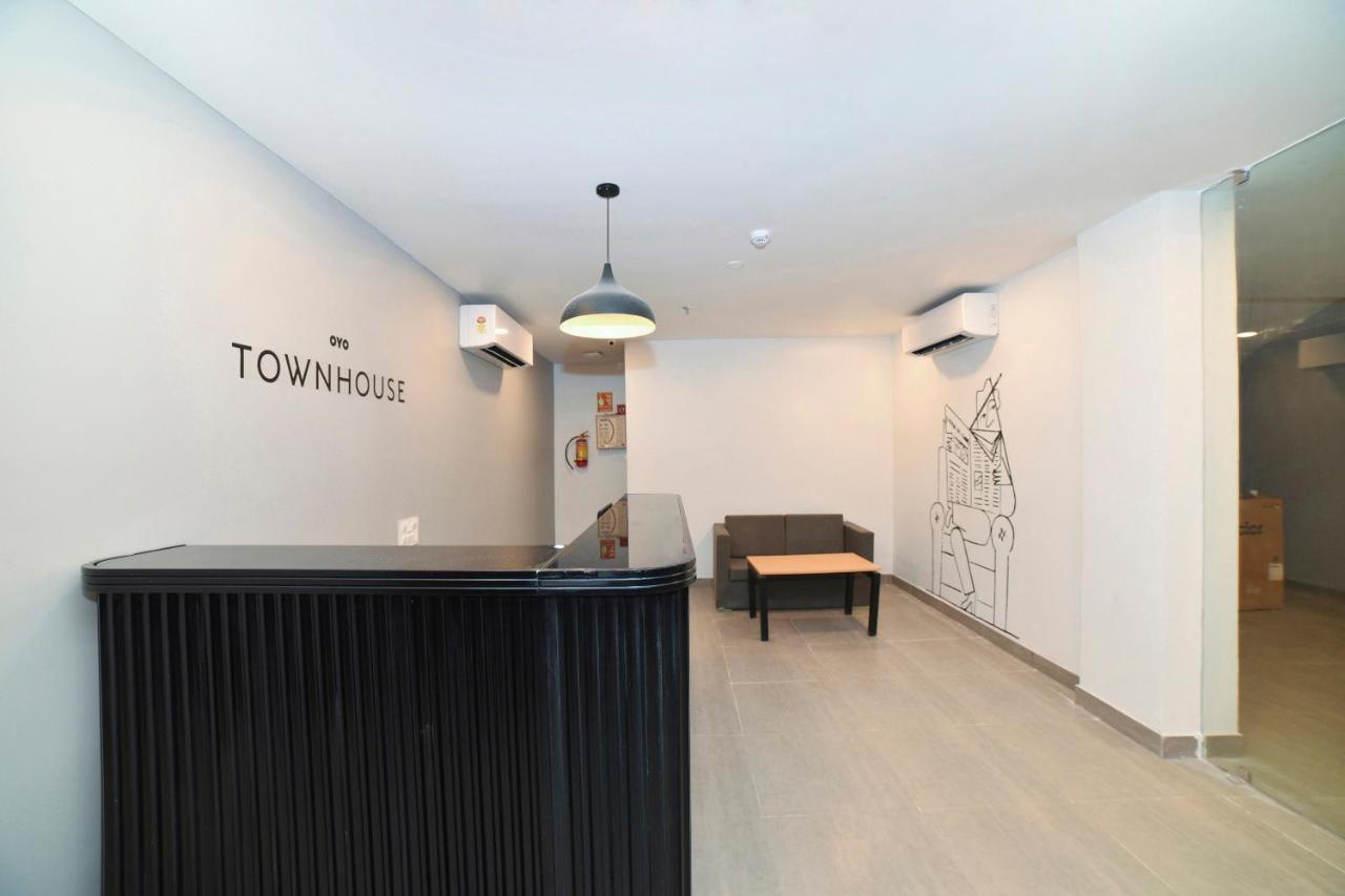 Vaccinated Staff- Oyo Townhouse 384 Nk Hotels Dispur Экстерьер фото